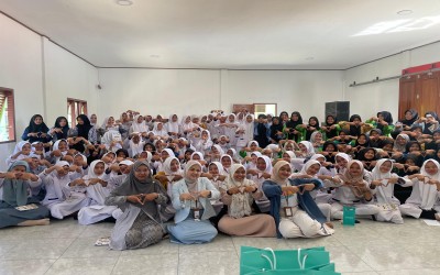 Sosialisasi public speaking, perawatan kulit dan kosmetik